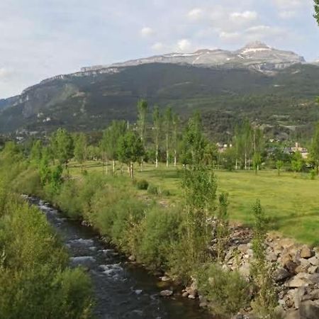 Iserias Villanúa Екстериор снимка